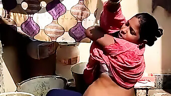 Une Indienne Enceinte D'Une Zone Rurale Prend Un Bain Dehors