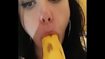 Junge Und Sexy Selbstgemachte Teenagerin Probiert In Diesem Video Eine Banane Aus