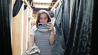 Vista Pov De Un Estudiante Teniendo Sexo Oral En Una Tienda De Ropa