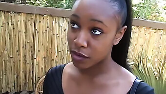 Een Jonge Ebony Babe Worstelt Om Een Enorme Penis Onder Te Brengen Tijdens Een Sportschoolontmoeting