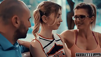 Cory Chase Dan Suaminya Terlibat Dalam Pertemuan Yang Kinky Dengan Cheerleader Dan Pelatihnya.